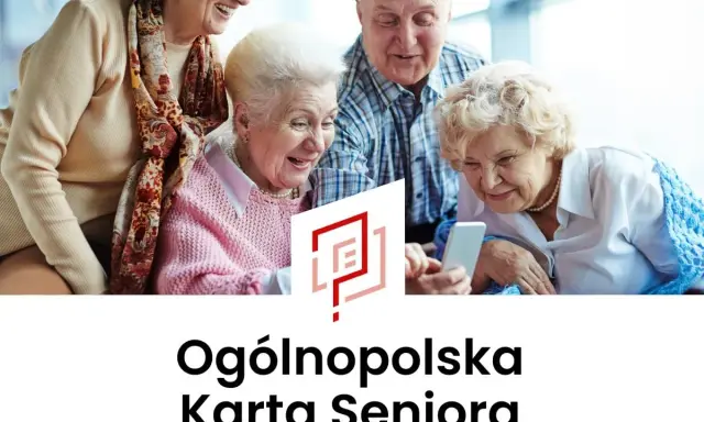 Uśmiechnięci seniorzy oglądają coś na telefonie. Dowiedz się, gdzie wyrobić kartę seniora Warszawa.