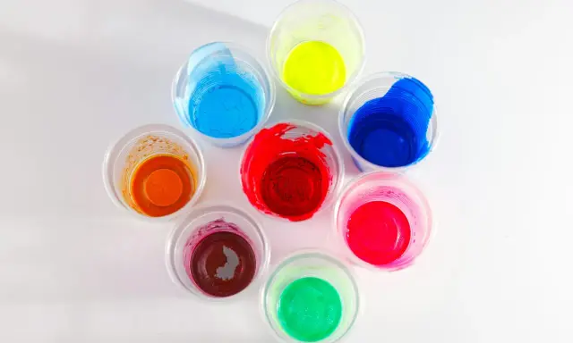 Kolorowe farby w kubeczkach, idealne do malowania plastiku. Znajdziesz tu odcienie czerwieni, niebieskiego, żółtego, pomarańczowego, różowego, zielonego i brązowego.