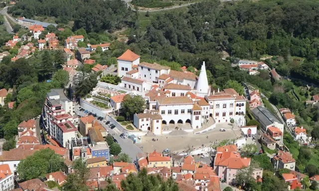 Luftaufnahme des Nationalpalastes von Sintra, ein Wahrzeichen der Region Sintra-Cascais, mit seinen charakteristischen kegelförmigen Schornsteinen.