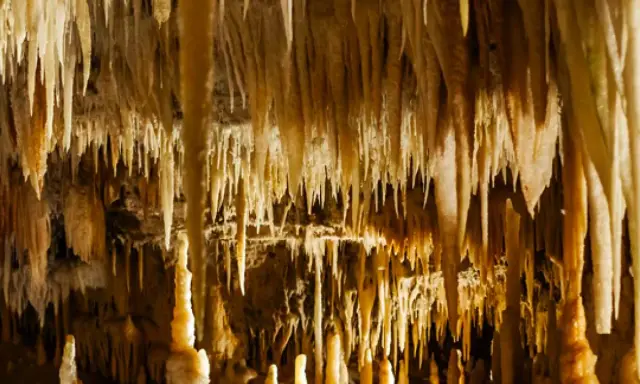 Grotte con stalattiti e stalagmiti, un'attrazione naturale da scoprire tra le cose da vedere vicino Alberobello.