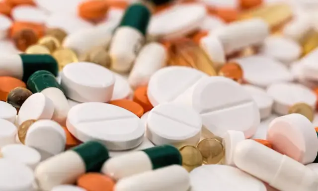 Mnóstwo tabletek i kapsułek. Czy to opioidy, co to jest? Różne kształty i kolory leków.