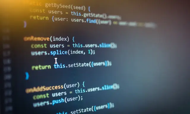 Fragment kodu w **Angular** z metodami do zarządzania stanem użytkowników, np. `onRemove` i `onAddSuccess`.