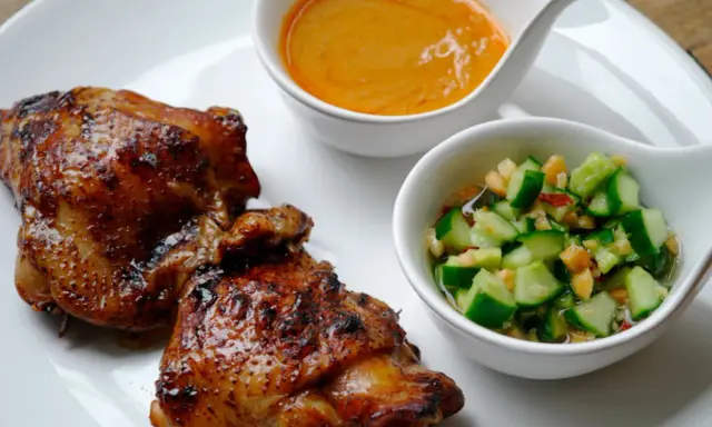 Krispigt, glansigt sticky chicken serveras med en krämig sås och en fräsch gurksallad.