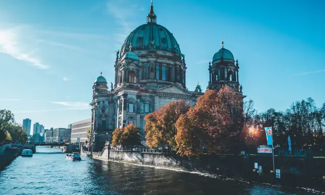 Berliński Dom, idealne miejsce na city break. Rzeka Szprewa, łodzie i jesienne drzewa tworzą malowniczy widok.
