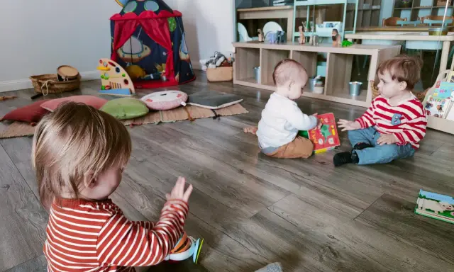 Dzieci bawią się książeczkami, co może oznaczać, że kiedy dziecko jest gotowe na odpieluchowanie, zaczyna interesować się światem i nowymi aktywnościami.