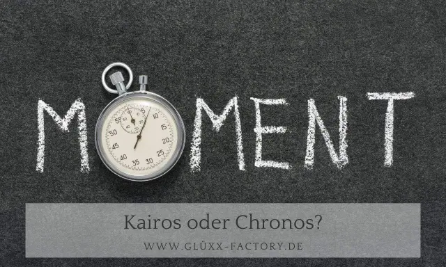 Stoppuhr neben dem Wort "MOMENT", geschrieben mit Kreide. Eine Erinnerung an den griechischen Gott der Zeit, Kairos, der den richtigen Augenblick verkörpert.