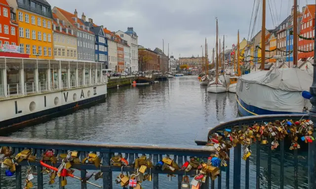 Bunte Häuser am Kanal, Boote und Liebesschlösser – das ist, was man in Kopenhagen gesehen haben muss.