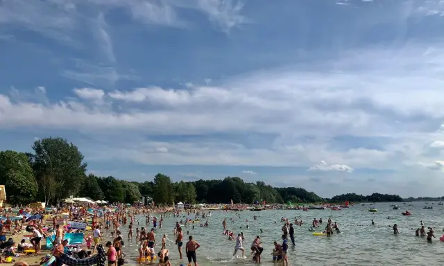Tłumy ludzi korzystają z kąpieliska w Skorzęcin, ciesząc się słońcem i wodą. To popularne miejsce oferuje wiele atrakcji dla każdego.
