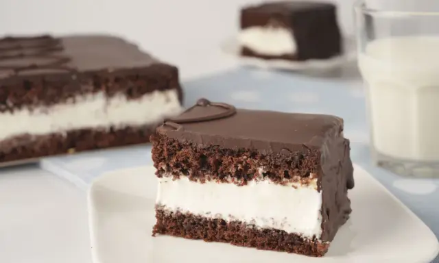 Gâteau au chocolat et à la crème, une recette kinder delice. Un délice pour les yeux et les papilles.