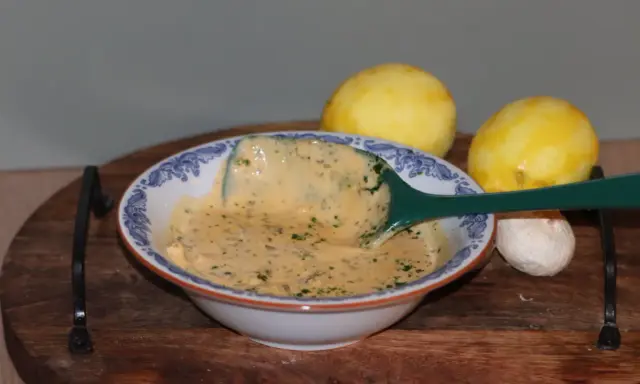 Krämig sås till lammracks, med citron och vitlök som sällskap.