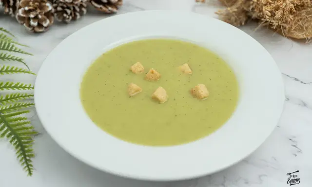 Crema de calabacín suave y reconfortante, adornada con picatostes crujientes. Perfecta para un día fresco.
