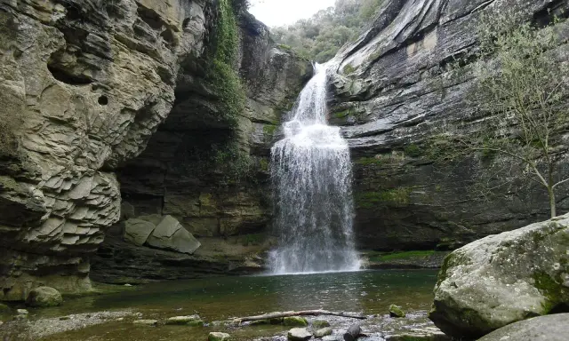 La Foradada en Cantonigròs, una cascada espectacular rodeada de rocas y vegetación, creando un paisaje natural impresionante.