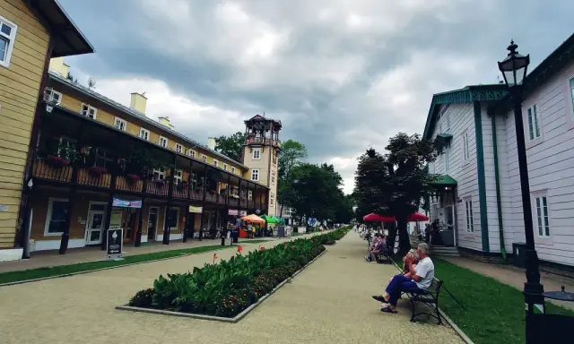 Spacerkiem po Krynicy-Zdroju, gdzie drewniana architektura i zielone rabaty tworzą urokliwe krosno atrakcje.