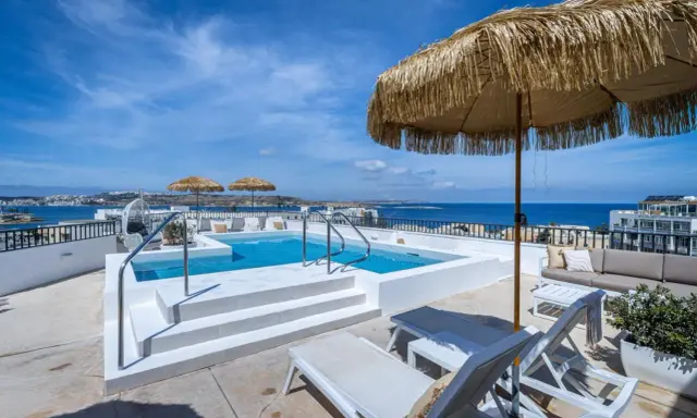 Malta gdzie najlepiej? Relaks przy basenie na dachu z widokiem na morze, idealne miejsce na wakacje.