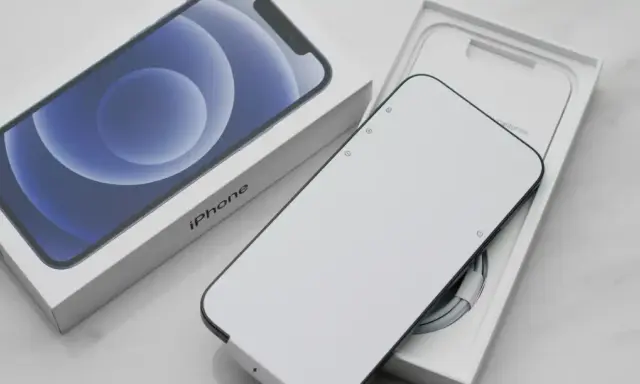 Nowy iPhone w pudełku, gotowy na przejście z Android na iOS. Czysty ekran i logo iPhone zapowiadają nową erę.