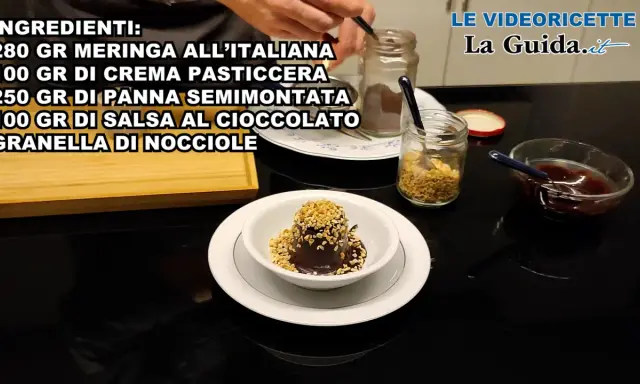 Delizioso semifreddo al cioccolato guarnito con granella di nocciole, pronto per essere gustato.
