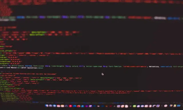 Kod HTML z czerwonymi i zielonymi fragmentami, w tym "padding" i "line-height", na ciemnym tle.