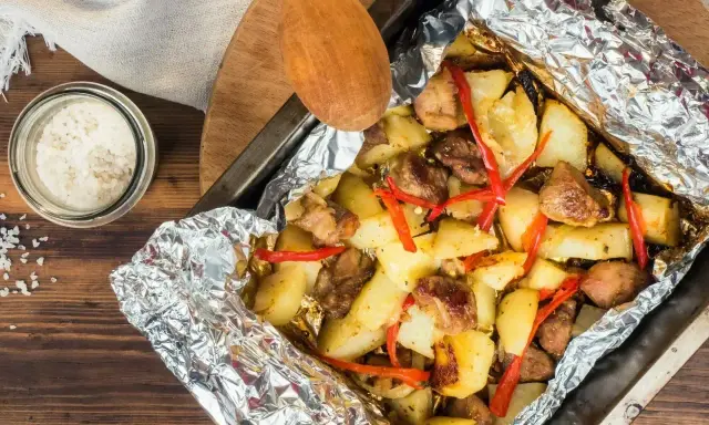 Co zrobić z fileta z kurczaka na szybko? Pieczone ziemniaki z kurczakiem i papryczką chili w folii aluminiowej.