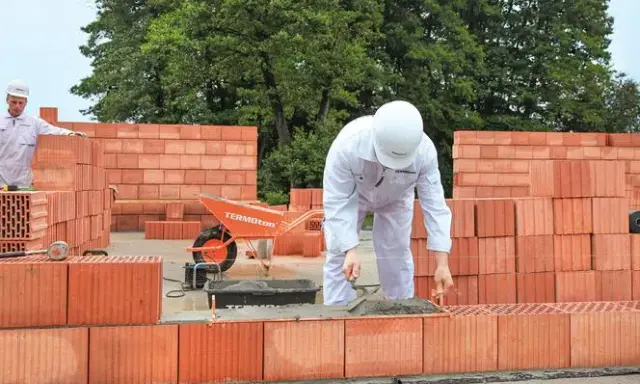 Murowanie: klej czy zaprawa? Koszty, szybkość, izolacja decyzja!