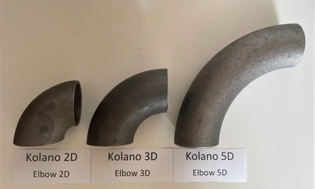 Trzy kolana hamburskie o różnym promieniu gięcia: 2D, 3D i 5D, ułożone od najmniejszego do największego.