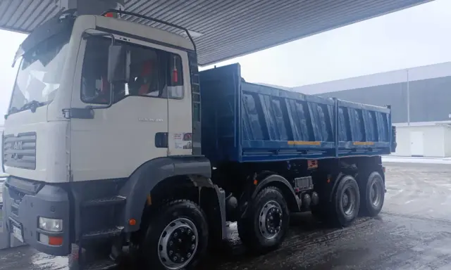 Ile kosztuje wywrotka żwiru? Poznaj składniki ceny i oszczędzaj!