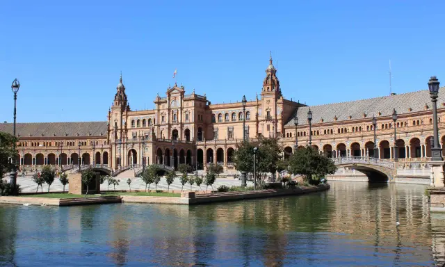 La Plaza de España a Siviglia, uno dei monumenti famosi nel mondo, con il suo canale e il ponte ad arco.