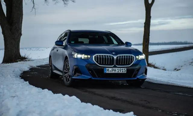Blauer BMW 540d auf winterlicher Straße, bereit für den Test.