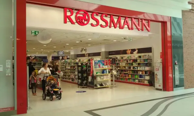 Rossmann: Jak wywołać zdjęcia? 3 metody, ceny, porady