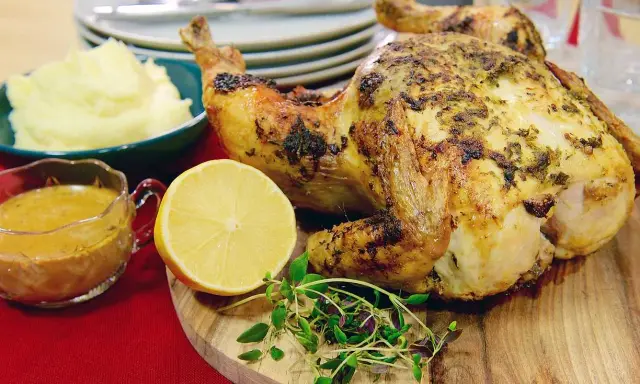 Hel kyckling i ugn med citron, potatismos och sås. En härlig måltid!