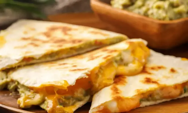 Pyszne quesadillas z roztopionym serem i guacamole. Idealna lekka kolacja na szybko, gdy brakuje czasu na gotowanie.