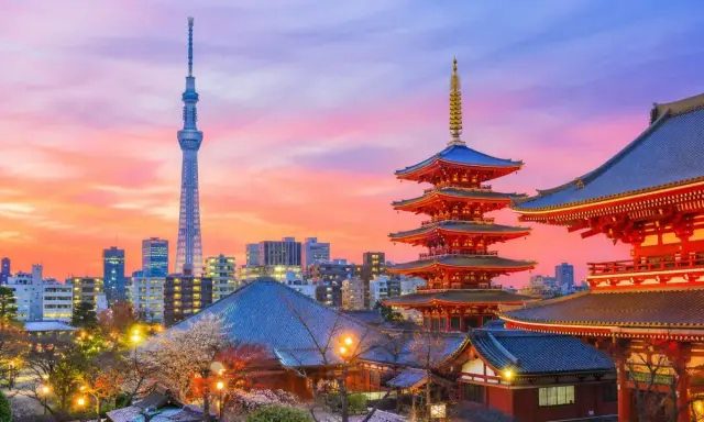 Zachód słońca nad Tokio. Pięciopiętrowa pagoda i nowoczesna wieża Skytree to miejsca, które warto zobaczyć.