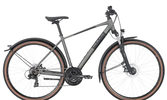Graues Bulls Crossbike mit Schutzblechen und Federgabel. Ein vielseitiges Fahrrad für Straße und Gelände, das zeigt, was ein Crossbike kann.