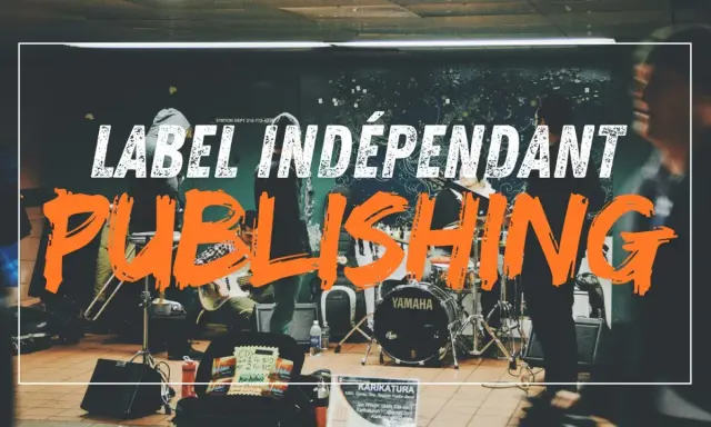 Un groupe de musique joue dans une station de métro. Le mot "PUBLISHING" en gros caractères orange suggère qu'il s'agit d'un label indépendant.