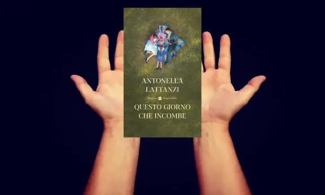 Mani aperte sorreggono la copertina del libro "Questo giorno che incombe", con una famiglia distesa sull'erba.