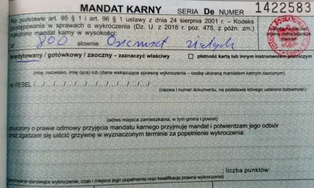 Fragment mandatu karnego z wpisaną kwotą 800 zł i podpisem.