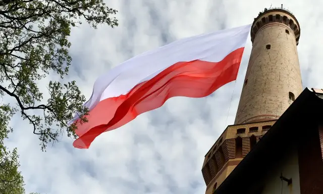 Flaga na Księżycu: Nie wiatr, a fizyka! Rozwiewamy mit powiewania.