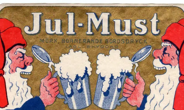 Två tomtar med röda mössor njuter av varsin julmust. En nostalgisk bild som berättar om julmust historia.