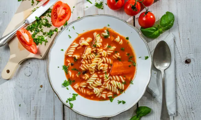 Minestra al Pomodoro: Ricetta Classica e Varianti Perfette