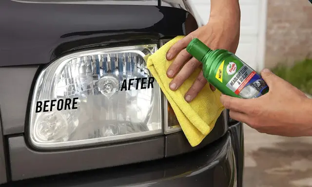 Mano aplica producto para limpiar faros de coche. Muestra el antes y después de un faro opaco.