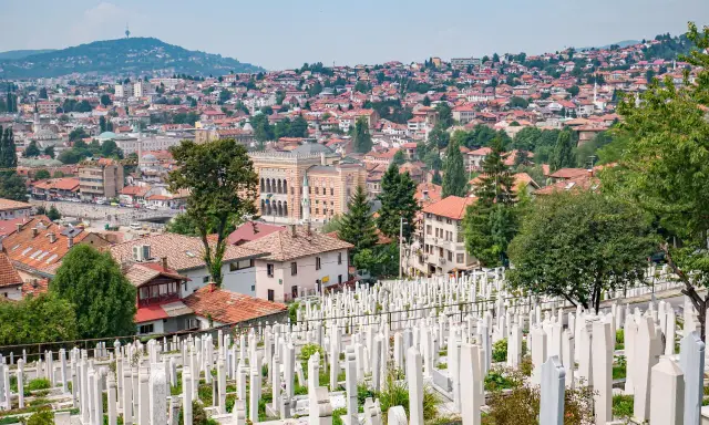 Widok na cmentarz i miasto Sarajewo. Warto zobaczyć to miejsce, by poczuć historię miasta.