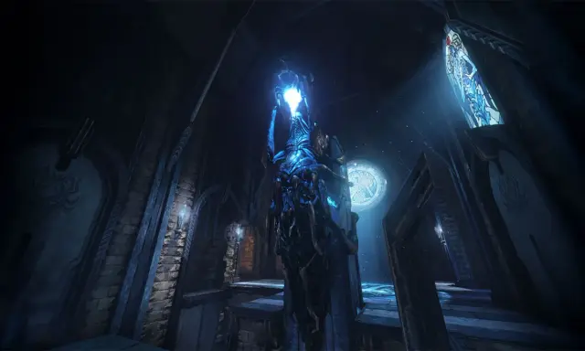 Mroczna, gotycka arena z Quake Champions. W centrum stoi niebieska, świetlista istota, a w tle widać witraż.