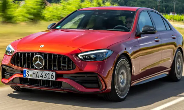 Roter Mercedes-AMG C43 fährt auf einer Straße. Die technischen Daten sind beeindruckend.
