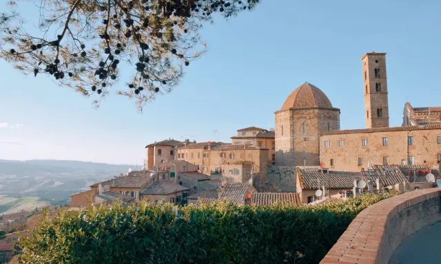 Panoramica di Volterra con la cupola e il campanile in pietra, ideale per scoprire cosa vedere a Volterra in mezza giornata.