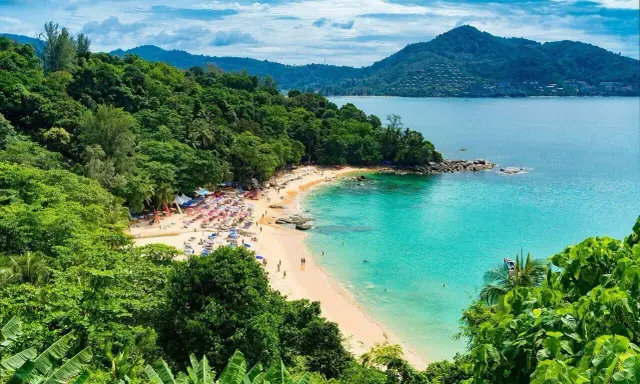 Piękna plaża na Phuket, idealna na wakacje w listopadzie. Słońce, turkusowa woda i bujna zieleń.