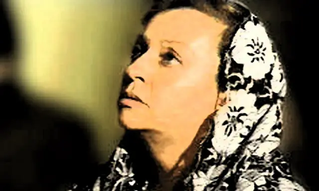 Portret Catalina Rivas w chuście w kwiaty, zamyślona, spogląda w górę.