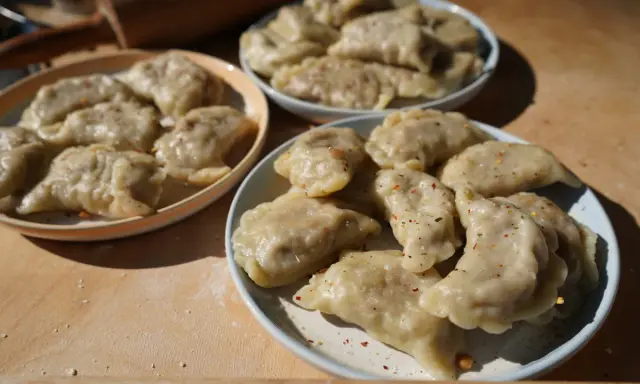 Talerze pełne pysznych, domowych pierogów z soczewicą, posypanych przyprawami. Idealne na obiad!