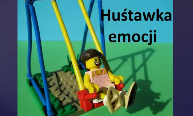 Figurka z klocków na huśtawce, symbolizująca niestabilność emocjonalną.