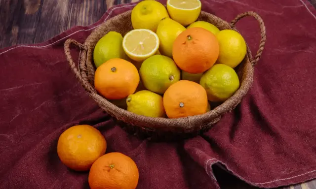 Koszyk pełen cytrusów: pomarańczy, cytryn i limonek. Hesperydyna, cenny flawonoid, znajduje się w skórce tych owoców.