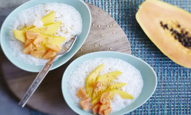 Douceur tropicale : tapioca au lait de coco, garni de mangue et papaye, parsemé de graines de sésame.