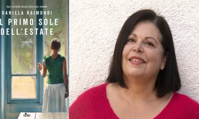 Daniela Raimondi, autrice de "Il primo sole dell'estate", sorride con un maglione fucsia.